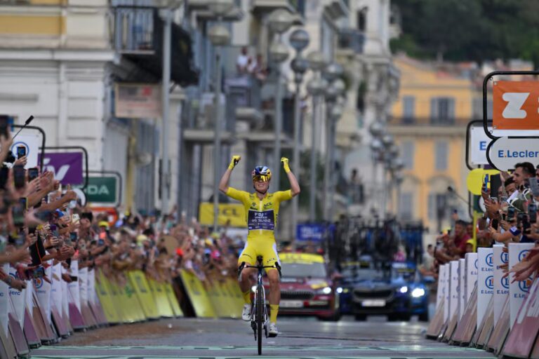 Demi Vollering remporte le Tour de France Femmes pour la deuxième fois en terminant première de la dernière étape