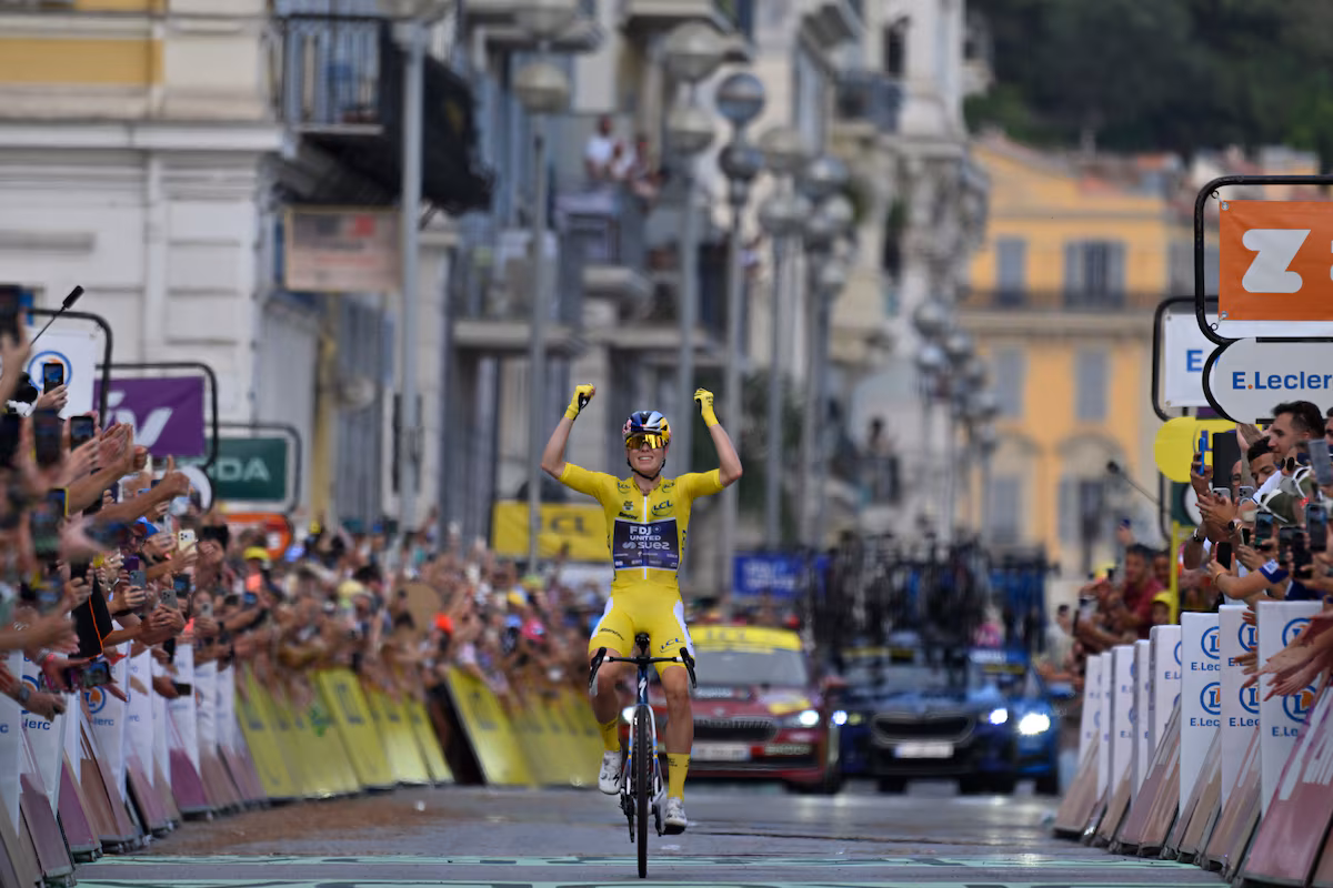 Demi Vollering remporte le Tour de France Femmes pour la deuxième fois en terminant première de la dernière étape