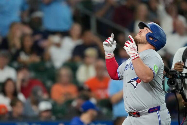 Kirk va en profondeur, les Blue Jays mettent fin à la séquence de six victoires consécutives des Astros après une journée chaotique d'échanges