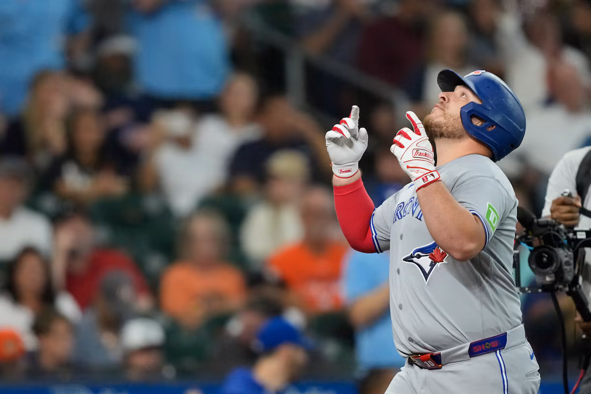 Kirk va en profondeur, les Blue Jays mettent fin à la séquence de six victoires consécutives des Astros après une journée chaotique d'échanges