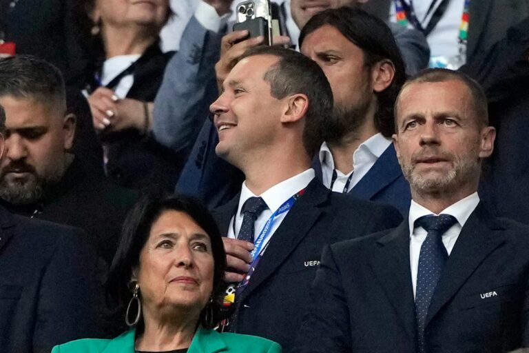La FIFA licencie Kevin Lamour après les critiques d'Infantino