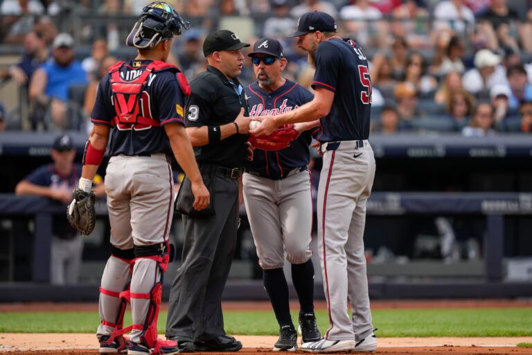 L'as des Braves Chris Sale expulsé par l'arbitre Dan Merzel avant le début du match contre les Yankees