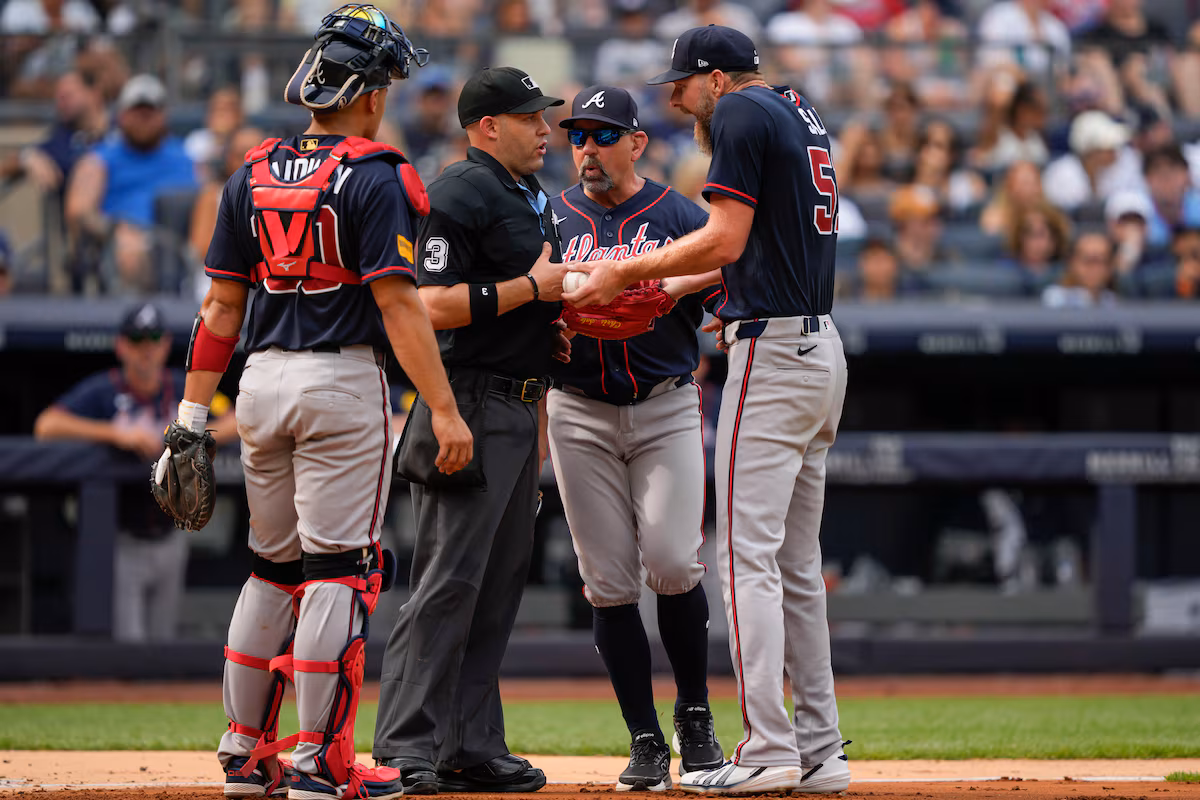 L'as des Braves Chris Sale expulsé par l'arbitre Dan Merzel avant le début du match contre les Yankees