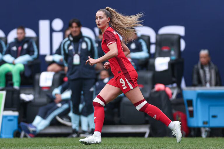 L'attaquant canadien Jordyn Huitema dévoile une nouvelle ligne de soins de la peau après une blessure dévastatrice
