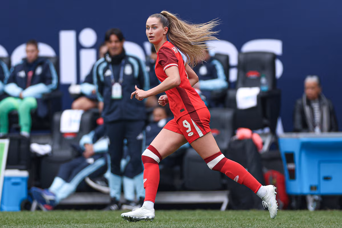 L'attaquant canadien Jordyn Huitema dévoile une nouvelle ligne de soins de la peau après une blessure dévastatrice