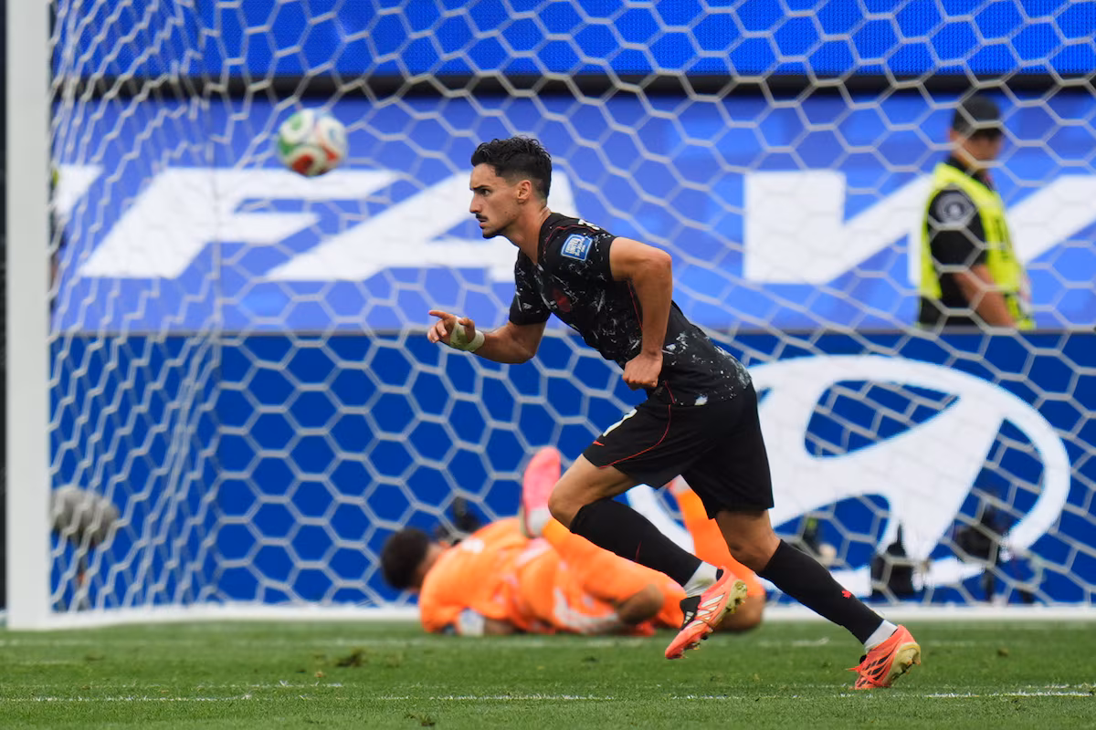 Le héros de la Coupe du monde Stephen Eustáquio signe pour le club gallois de Swansea City