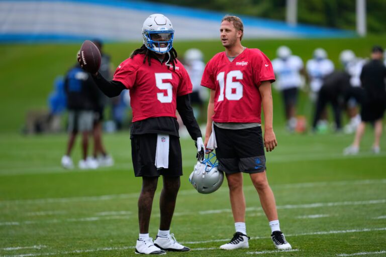 Le quart remplaçant des Lions, Teddy Bridgewater, s'éloigne de l'équipe, avant le premier match préparatoire