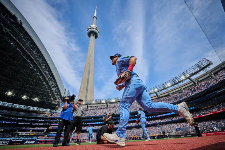 Les Blue Jays déplacent Varsho et Hoffman dans une période mouvementée à l'approche de la date limite des échanges de la MLB