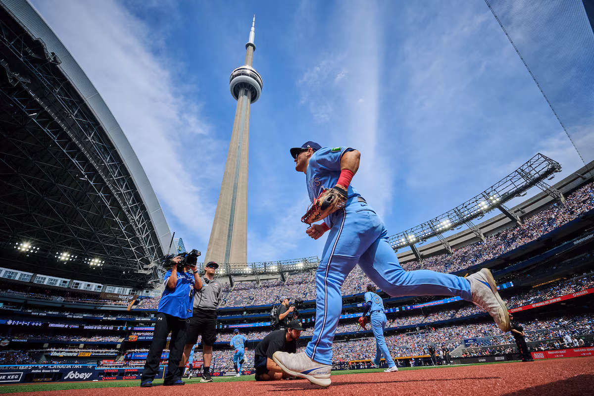 Les Blue Jays déplacent Varsho et Hoffman dans une période mouvementée à l'approche de la date limite des échanges de la MLB
