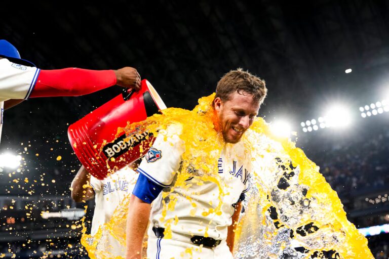 Les Blue Jays donnent vie aux espoirs des séries éliminatoires avec une troisième défaite consécutive contre les Red Sox