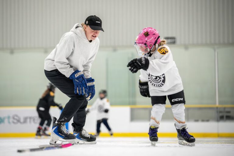 Les joueurs des Goldeneyes fortement impliqués dans les camps de hockey d'été