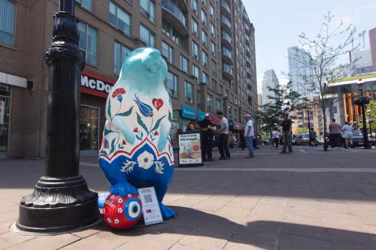 Les sculptures de castors de la Coupe du monde de la FIFA à Toronto mises aux enchères
