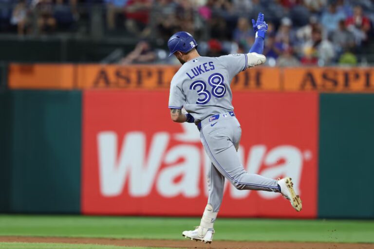 Lukes réussit un tir de deux points en 11e position, Scherzer entre dans le top 10 de tous les temps pour les retraits au bâton alors que les Blue Jays battent les Phillies
