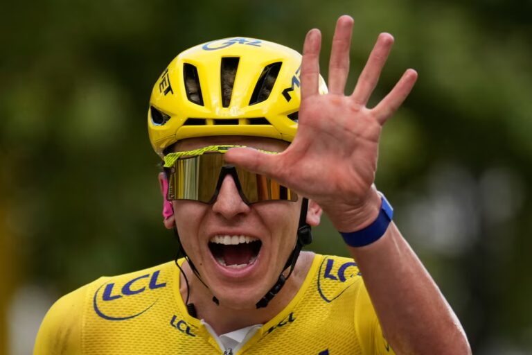 Pogacar revient sur la Vuelta espagnole à la poursuite d'un double rare et d'un triple insaisissable
