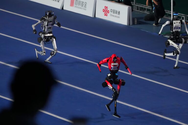 Records humains du sprint sur 100 m et du saut en hauteur battus aux jeux de robots de Pékin