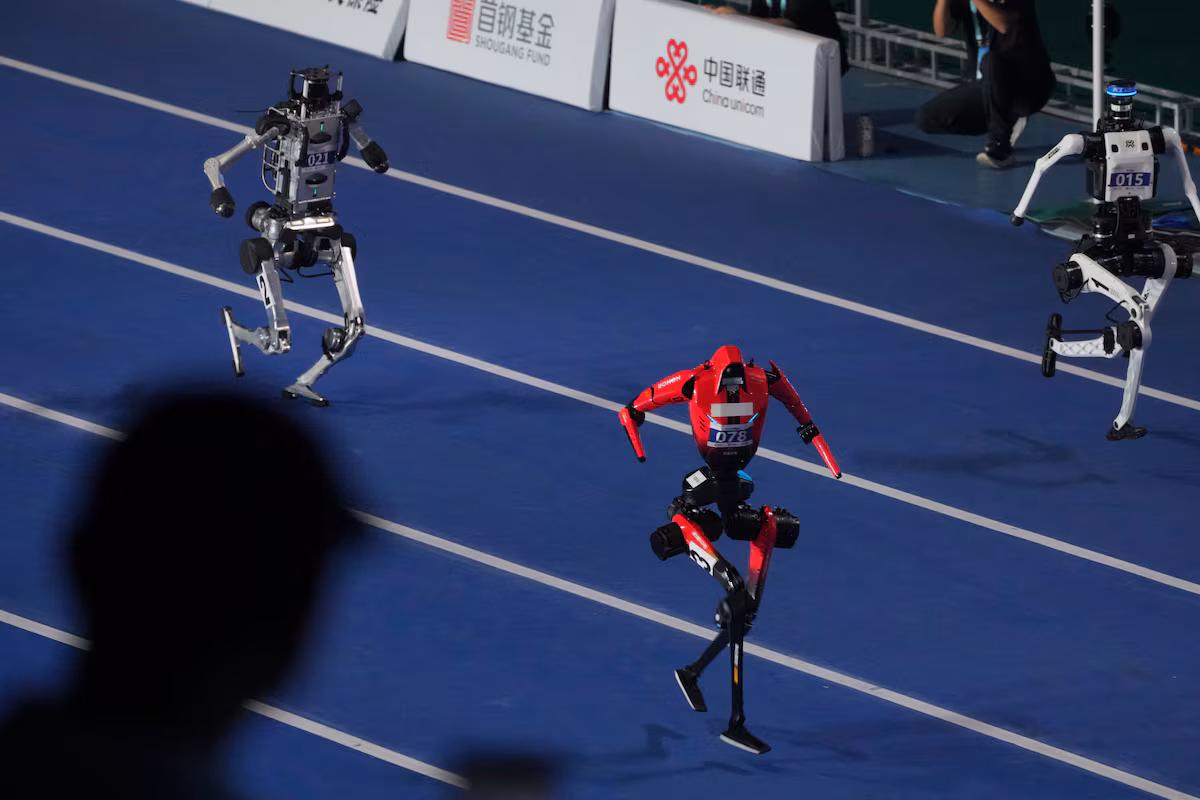 Records humains du sprint sur 100 m et du saut en hauteur battus aux jeux de robots de Pékin