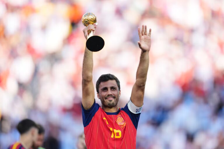 Rodri dit que c'est "un rêve de jouer pour Barcelone" alors qu'il arrive pour sceller son transfert de Man City