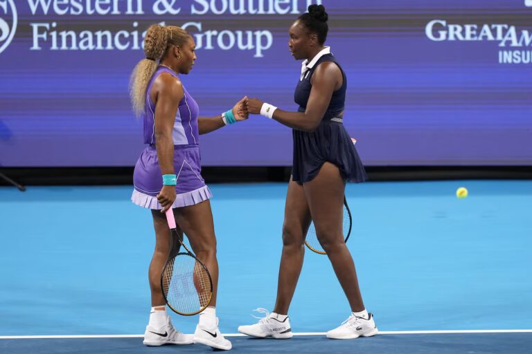 Serena et Venus Williams font leur retour en double et perdent un match serré à l'Open de Cincinnati