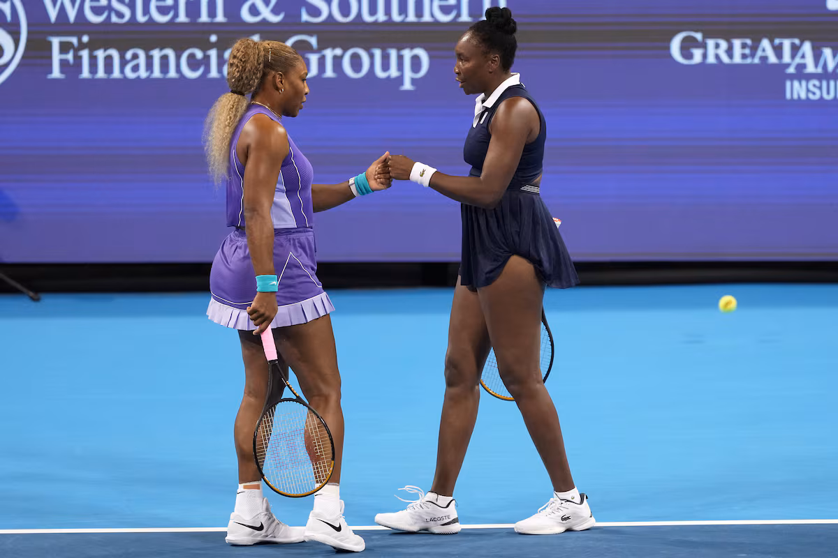 Serena et Venus Williams font leur retour en double et perdent un match serré à l'Open de Cincinnati