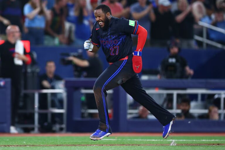 Vladimir Guerrero Jr. des Blue Jays réussit les derniers tests de commotion cérébrale et devrait revenir samedi