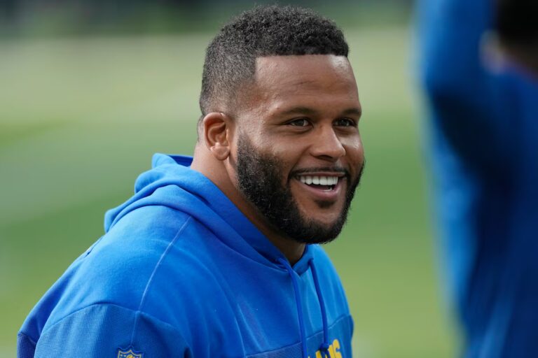 Aaron Donald met fin à sa retraite de 2 ans et demi et revient aux Rams de Los Angeles pour la chasse au Super Bowl