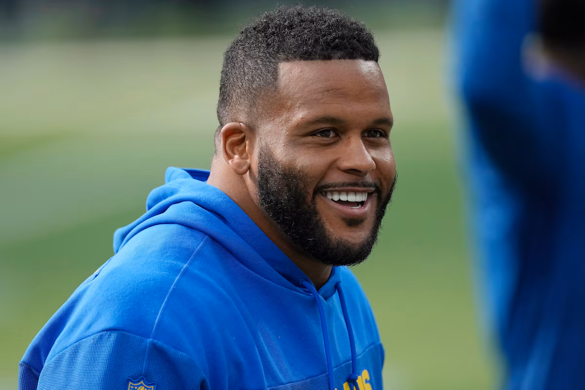 Aaron Donald met fin à sa retraite de 2 ans et demi et revient aux Rams de Los Angeles pour la chasse au Super Bowl