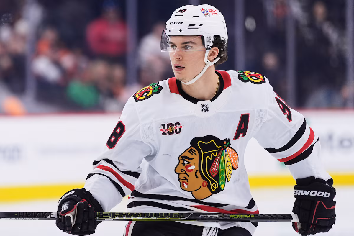Bédard des Blackhawks devient le deuxième plus jeune capitaine de l'histoire de la franchise