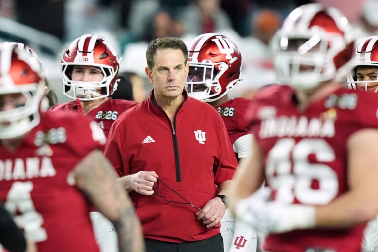 Comment l'entraîneur de l'Indiana, Curt Cignetti, a changé la donne pour le n°6 de l'Indiana sur la piste de recrutement