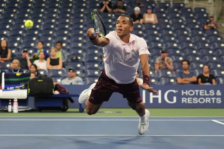 Félix Auger-Aliassime se qualifie avec une victoire au premier tour de l'US Open
