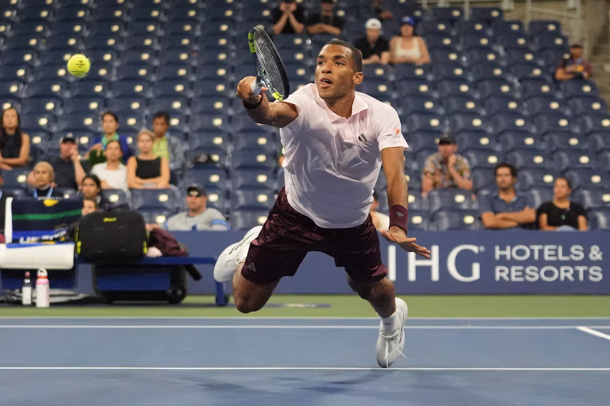 Félix Auger-Aliassime se qualifie avec une victoire au premier tour de l'US Open
