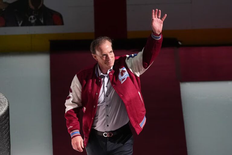Joe Sakic prévoit de rester indéfiniment dans le rôle de directeur général d'Avs sans aucune recherche prévue, selon la source