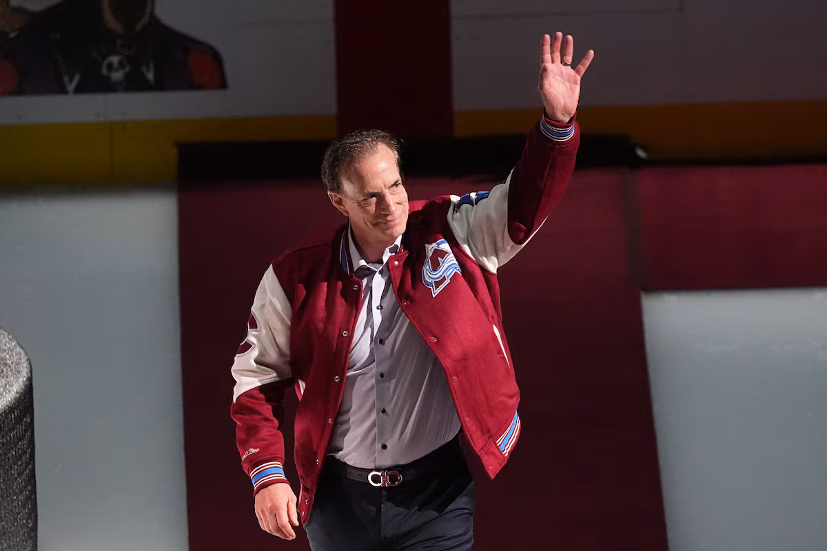 Joe Sakic prévoit de rester indéfiniment dans le rôle de directeur général d'Avs sans aucune recherche prévue, selon la source