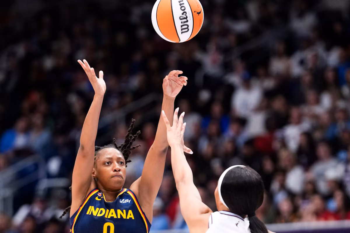 Kelsey Mitchell marque 33 points pour établir le record de la saison WNBA alors que Fever bat Tempo 103-85