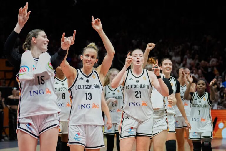 L'Allemagne, pays hôte, évite une sortie prématurée de la Coupe du Monde féminine FIBA, tandis que la France établit un record de trois points