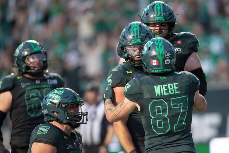 La pression arrive tôt pour West Devision alors que les Roughriders affrontent les Blue Bombers lors de la Classique de la Fête du Travail