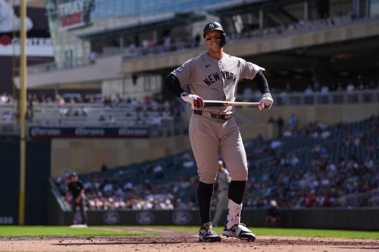 La star des Yankees, Aaron Judge, se fait injecter une douleur au mollet droit, il est peu probable qu'il joue dans une série de wild card