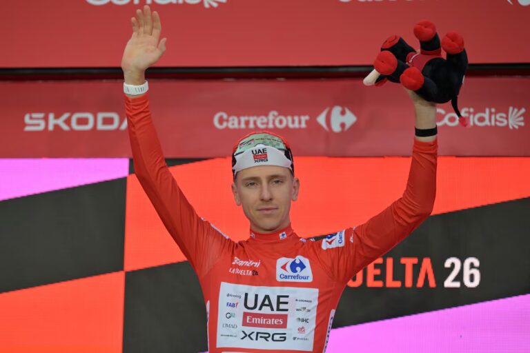 Le champion du Tour de France, Tadej Pogacar, opéré de la clavicule après une chute sur la Vuelta