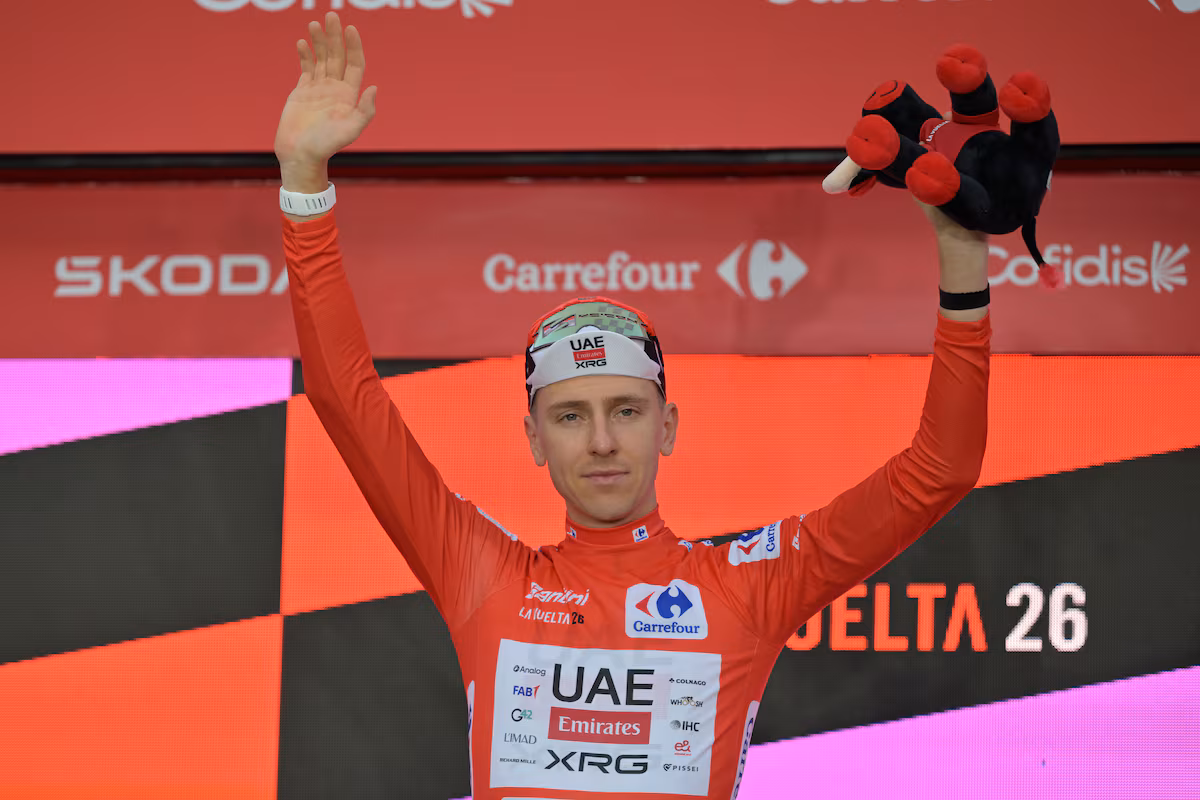Le champion du Tour de France, Tadej Pogacar, opéré de la clavicule après une chute sur la Vuelta
