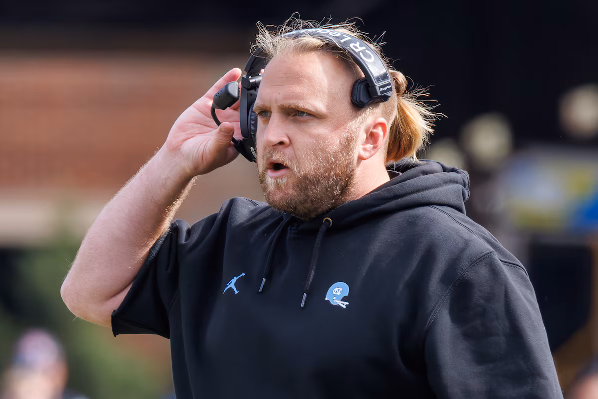 Le coordinateur défensif de l'UNC, Steve Belichick, démissionne à la fin de l'enquête sur la conduite dans le programme de football