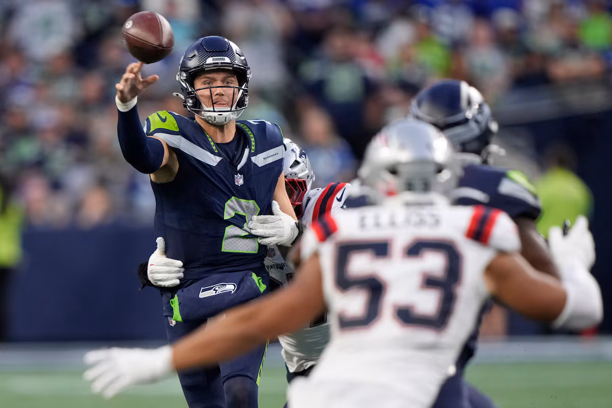 Le quart de secours des Seahawks Drew Lock reste prêt pour l'appel