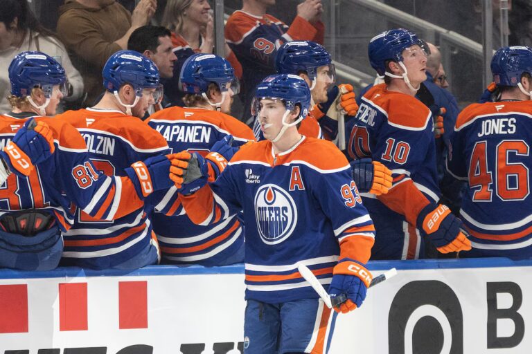 Le vétéran des Oilers Nugent-Hopkins met sa polyvalence dans sa 15e saison