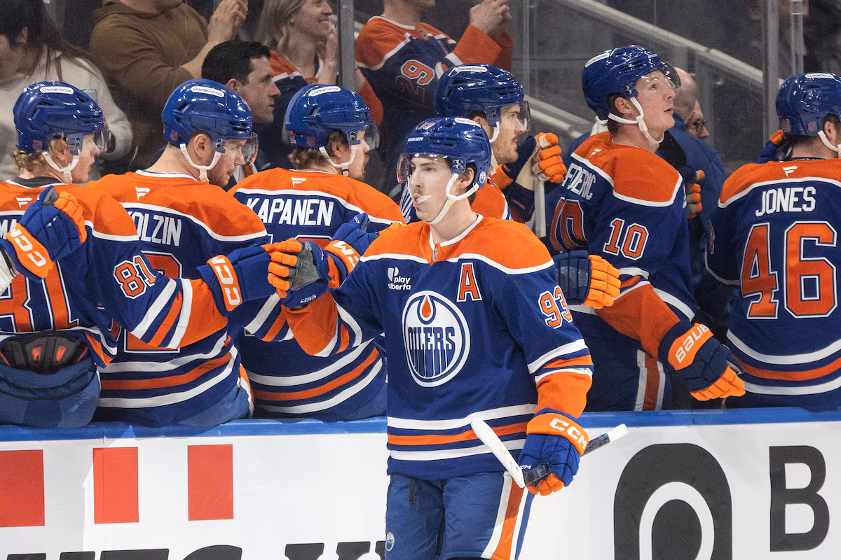 Le vétéran des Oilers Nugent-Hopkins met sa polyvalence dans sa 15e saison