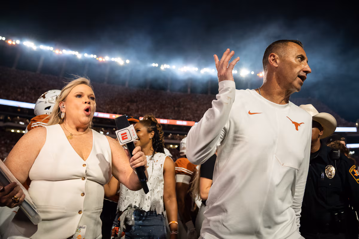 L'entraîneur du Texas, Sarkisian, dit qu'il aurait pu "mieux" gérer les interviews d'après-match qui ont donné lieu à de fausses vidéos