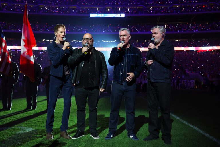 Les Buffalo Bills s'adressent à leur public canadien avec la performance des Barenaked Ladies de Ô Canada