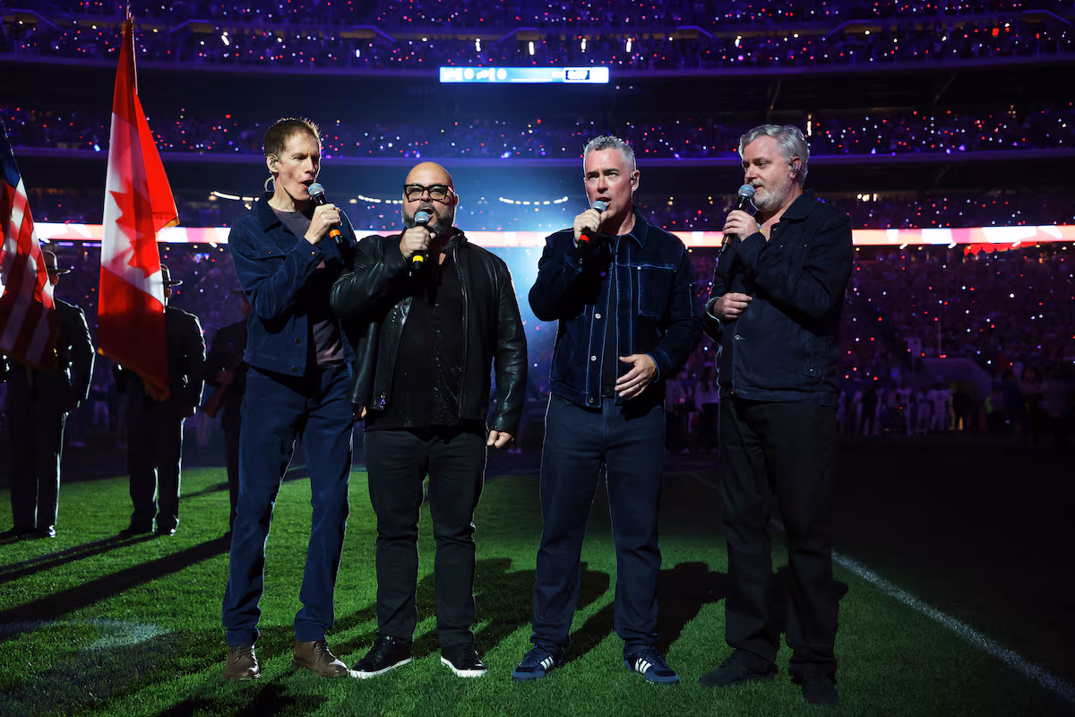 Les Buffalo Bills s'adressent à leur public canadien avec la performance des Barenaked Ladies de Ô Canada