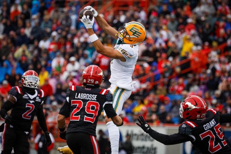 Les Elks se rassemblent pour une troisième victoire consécutive, battant les Stampeders 38-28 lors de la fête du Travail