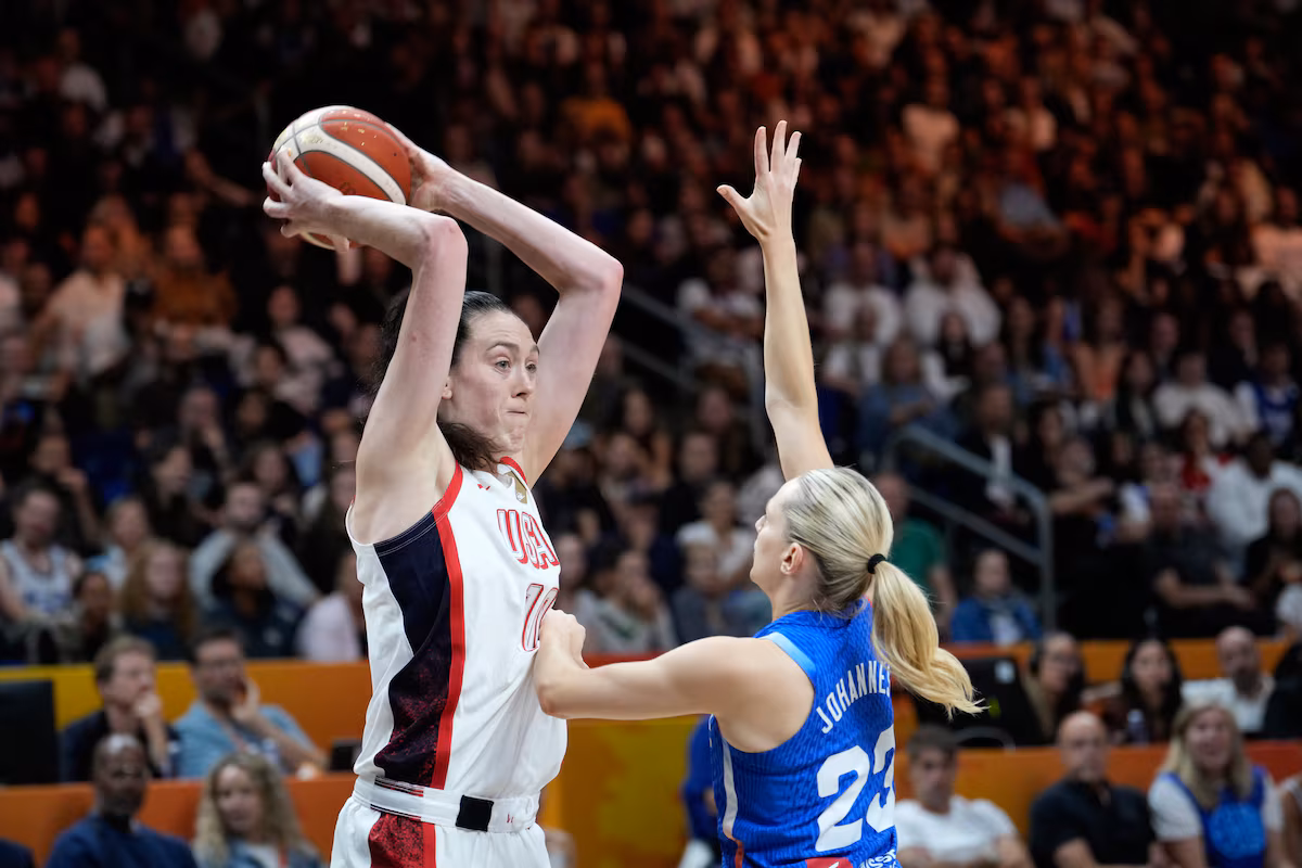 Les États-Unis battent la France 97-79 et remportent un cinquième titre consécutif en Coupe du Monde FIBA ​​féminine