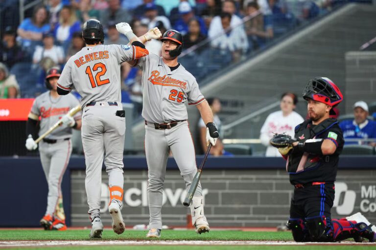 Les Orioles marquent cinq points lors de la deuxième manche d'une victoire de 7-4 contre les Blue Jays