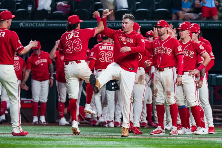Les Rangers battent les Blue Jays bâclés 7-1 et réduisent l'écart dans la course aux séries éliminatoires