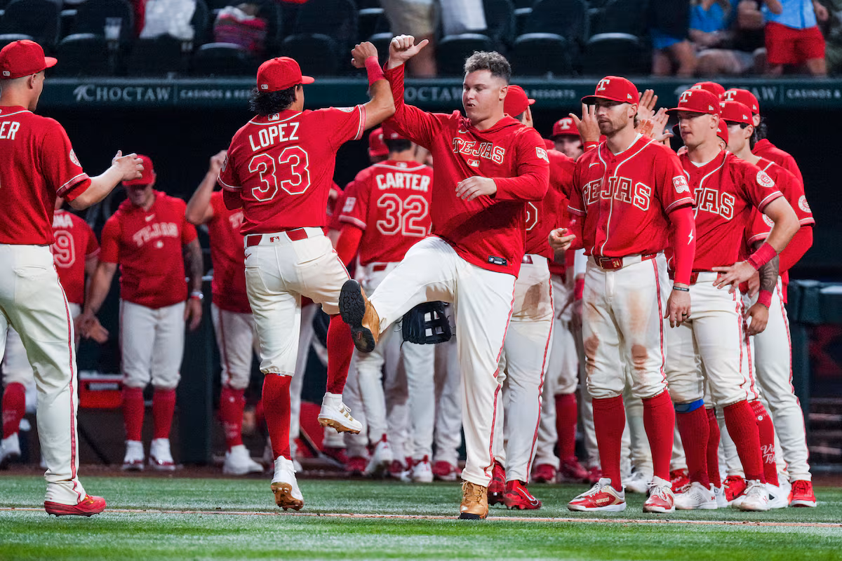 Les Rangers battent les Blue Jays bâclés 7-1 et réduisent l'écart dans la course aux séries éliminatoires
